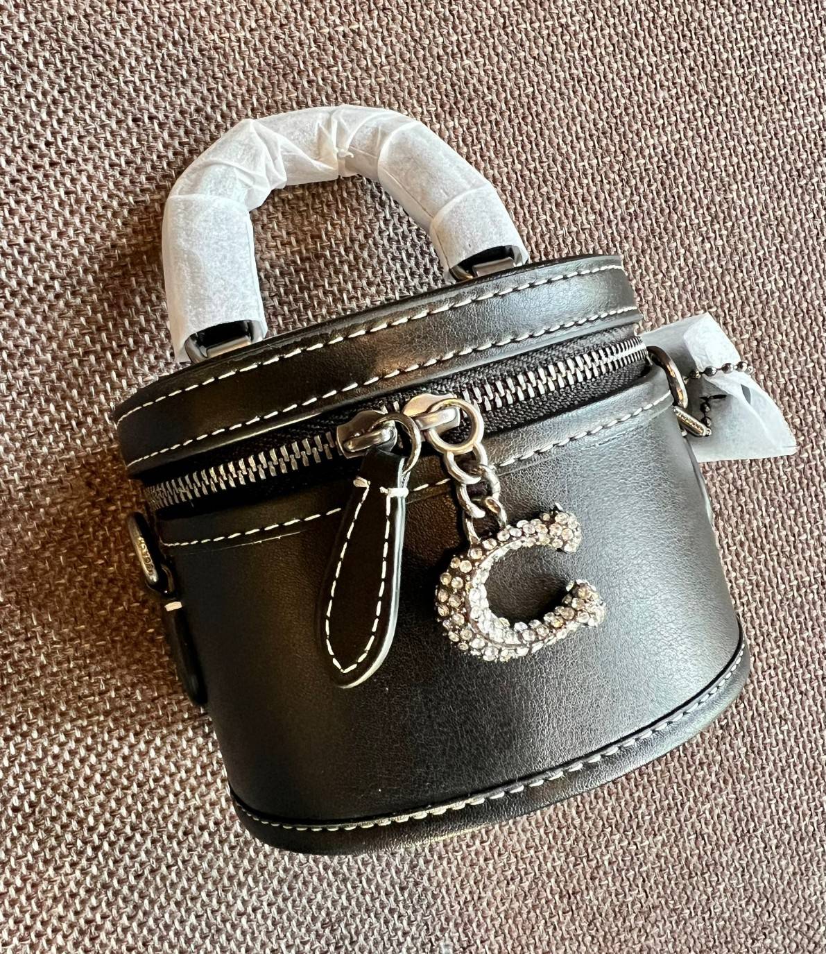 COACH TRAIL CROSSBODY 12 IN SIGNATURE CANVAS CE768 // CE769 มอบเป็นของขวัญปีนี้ รุ่นนี้ต้องเข้าแล้วล่ะคะ พร้อมส่งที่ไทยจำนวนจำกัด! ได้ล๊อตเปิดตัวราคาดีสุดมาค่ะ🎁มอบทันใช้ในช่วงเทศกาลปีใหม่นี้กันค่าา สวยไร้ที่ติ ✔️กระเป๋าใส่ของจำเป็นจุกจิก หน