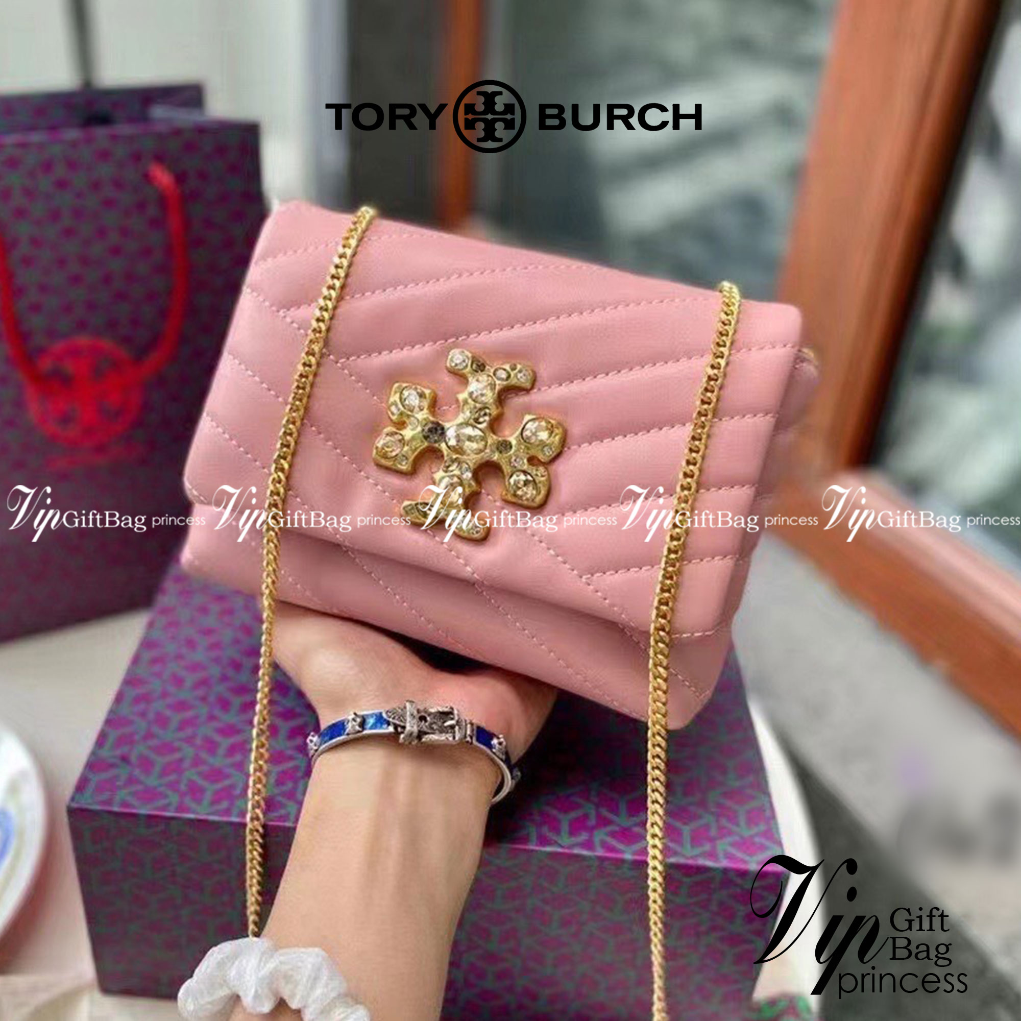 TORY BURCH KIRA CHEVRON EMBELLISHED LOGO MINI BAG ตามคำเรียกร้องจ้า!! ไซส์มินิ สะดวกใช้ พกพาง่าย สไตล์คุณหนู!! กระเป๋าสะพายข้าง ดีไซน์ทรงคลาสสิค โดดเด่นด้วยโลโก้ดีไซน์ประดับเม็ดสี เพิ่มมูลค่าและดึงดูดสายตามากขึ้น วัสดุหนังแกะ สัมผัสนิ่มมือ เปิด-ปิดด้วยกระ