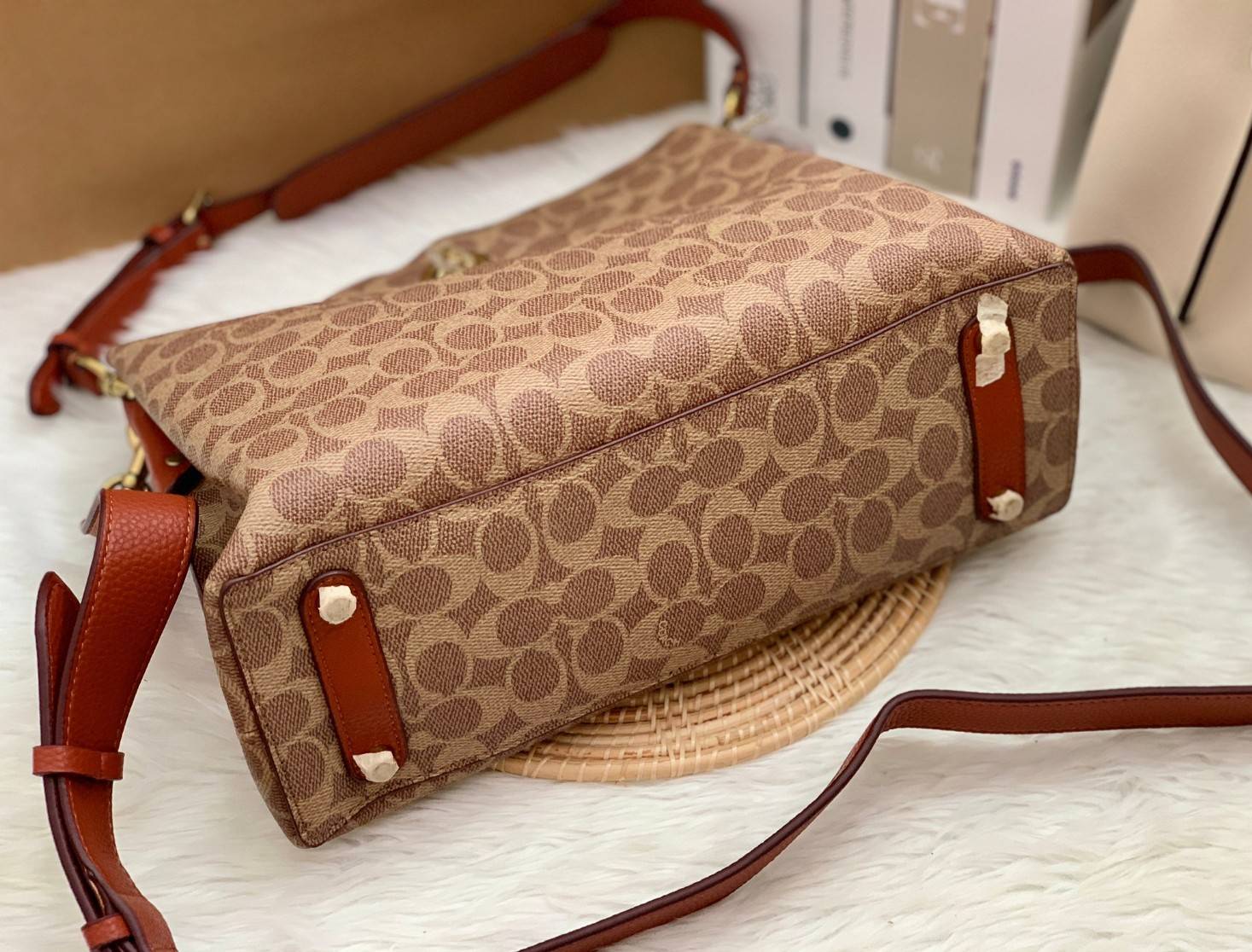 COACH WILLOW SHOULDER BAG ((C2745//C2590//C2621)) พร้อมส่งที่ไทย รุ่นแนะนำค่ะ🔥🔥 🔺กระเป๋าหิ้ว//คล้องไหล่//สะพายข้าง สุดคุ้ม! หนังแท้ชั้นดี ได้ไปหลงรักแน่นอนค่ะ หนังสวยมากๆ😘 🔺ตัวกระเป๋าแบ่งเป็นสองช่องหลัก ด้านนึงเป็นแ