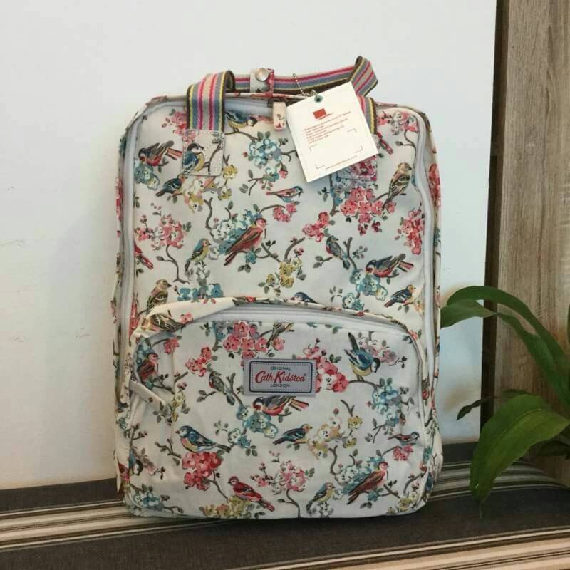 Cath Kidston Backpack Bag กระเป๋าสะพายสไตล์ vintage เป็นอีกรุ่นที่สาวๆ ถามถึงเยอะค่ะ วัสดุเป็น Canvas เคลือบ PVC กันน้ำ ทำความสะอาดง่าย น้ำหนักเบา เปิดปิดด้วยซิปรอบสะดวกใช้ ด้านหน้าประดับโลโก้ Cath Kidston พร้อมช่องซิปเล็กด้านนอกใส่กระเป๋าสตางค์ มือถือได้