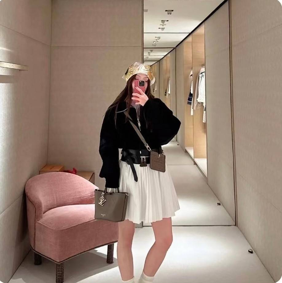 LV Neverfull Bandoulière Inside Out BB กระเป๋าทรงโท้ทไซส์เล็กใช้งานได้สองด้าน มีตะขอเกี่ยวสามารถปรับรูปทรงกระเป๋าได้หนังแท้นิ่มสวย ลายโมโนแกรมและหนังลายเกรน มาพร้อมใบลูกเข้าเซ็ทใส่สายสะพายยาวได้