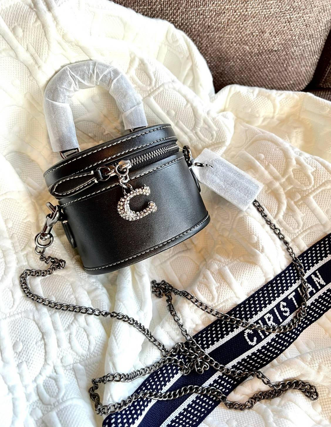 COACH TRAIL CROSSBODY 12 IN SIGNATURE CANVAS CE768 // CE769 มอบเป็นของขวัญปีนี้ รุ่นนี้ต้องเข้าแล้วล่ะคะ พร้อมส่งที่ไทยจำนวนจำกัด! ได้ล๊อตเปิดตัวราคาดีสุดมาค่ะ🎁มอบทันใช้ในช่วงเทศกาลปีใหม่นี้กันค่าา สวยไร้ที่ติ ✔️กระเป๋าใส่ของจำเป็นจุกจิก หน