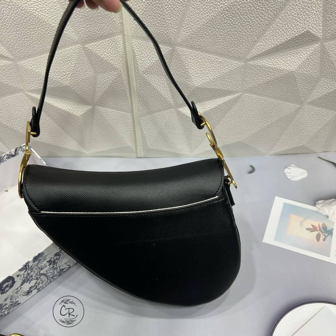 DIOR SADDLE BAG with strap กระเป๋ารุ่นยอดนิยมตามแบบฉบับแบรนด์ ใช้งานได้ 2 แบบ สะพายยาว CROSSBODY และสายสั้นถือได้เก๋ๆ ลุคนี้คูลสุดๆ เลยค่าา ภาพถ่ายจากสินค้าจริง! สวยมาก พร้อมส่งที่ไทยราคาสุดคุ้ม สาวๆ ห้ามพลาดค่ะ!