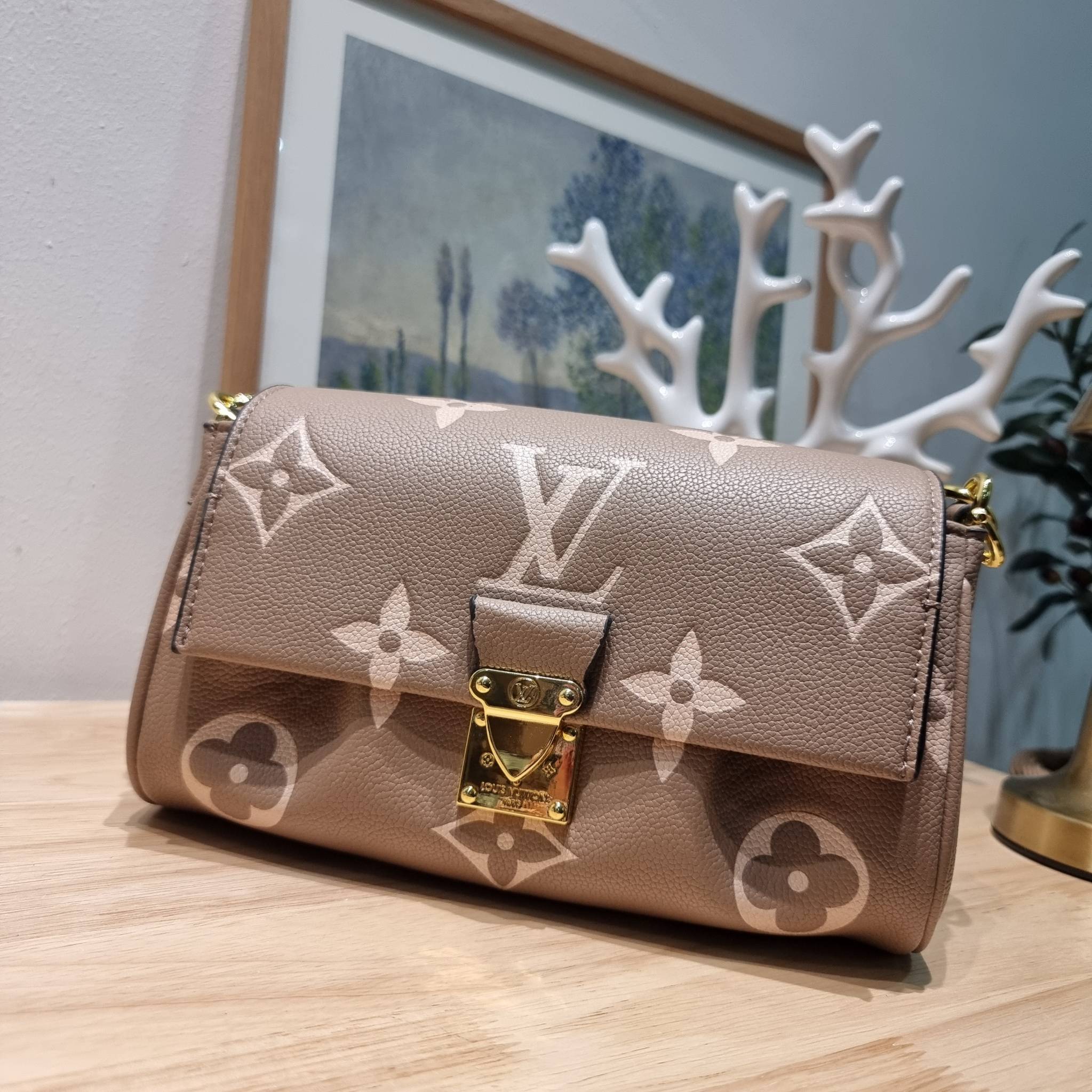 LV Favorite Bicolor Monogram Empreinte Leather - Handbags / LV FAVORITE BAG กระเป๋าสะพายคอลใหม่ล่าสุด สวยหรู ดูแพง ดีไซน์รูปทรงออกมาให้ใช้งานได้ง่าย
