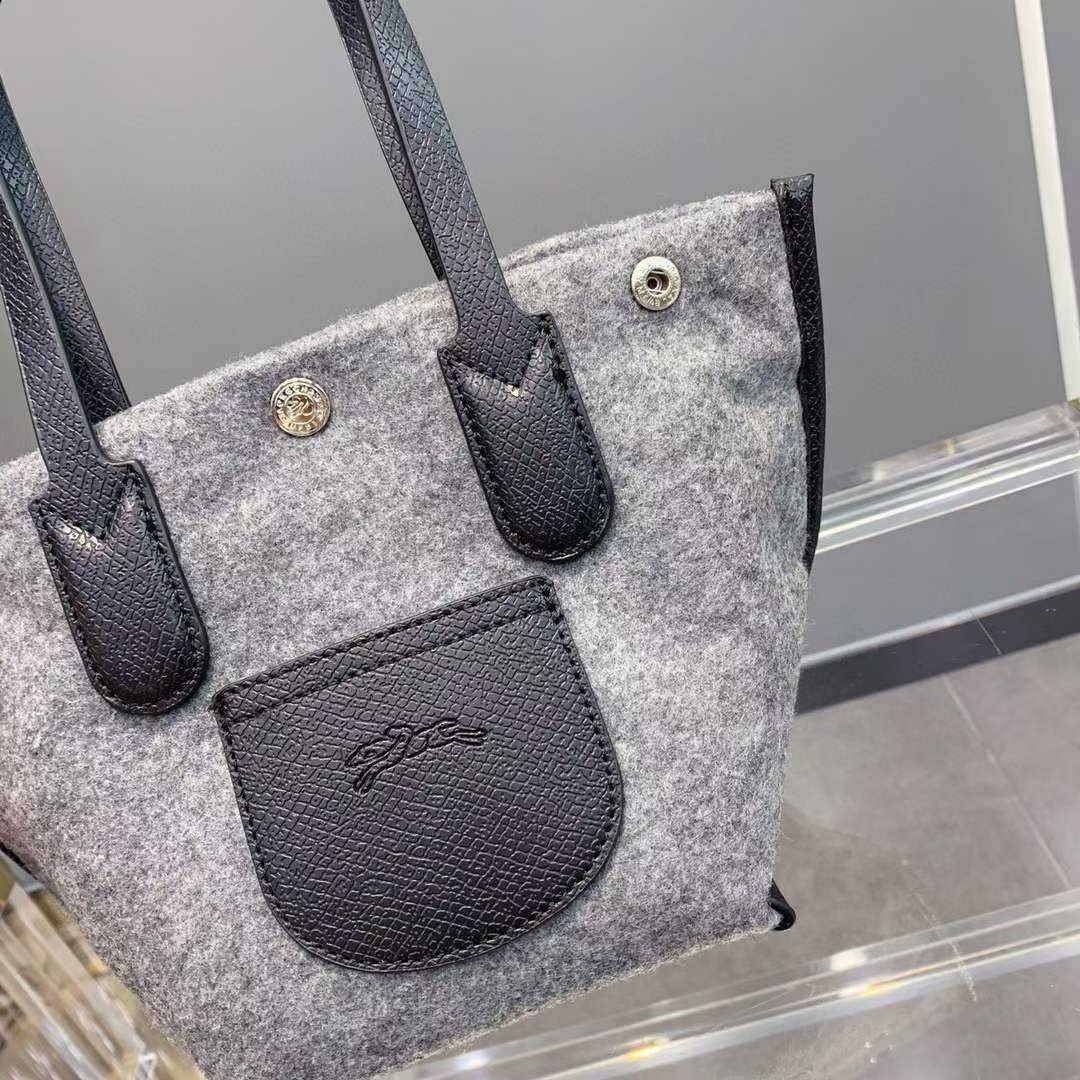 LONGCHAMP ROSEAU ESSENTIAL Shopping bag กระเป๋า Tote วัสดุผ้าขนสัตว์ ซับในผ้าฝ้ายที่จับด้านบนหนังวัว กระเป๋าสะพายใบนี้มีขนาดพอเหมาะ ดีไซน์หรูหรานี้สามารถสะพายไหล่หรือถือในมือก็ได้ นุ่มและน้ำหนักเบา