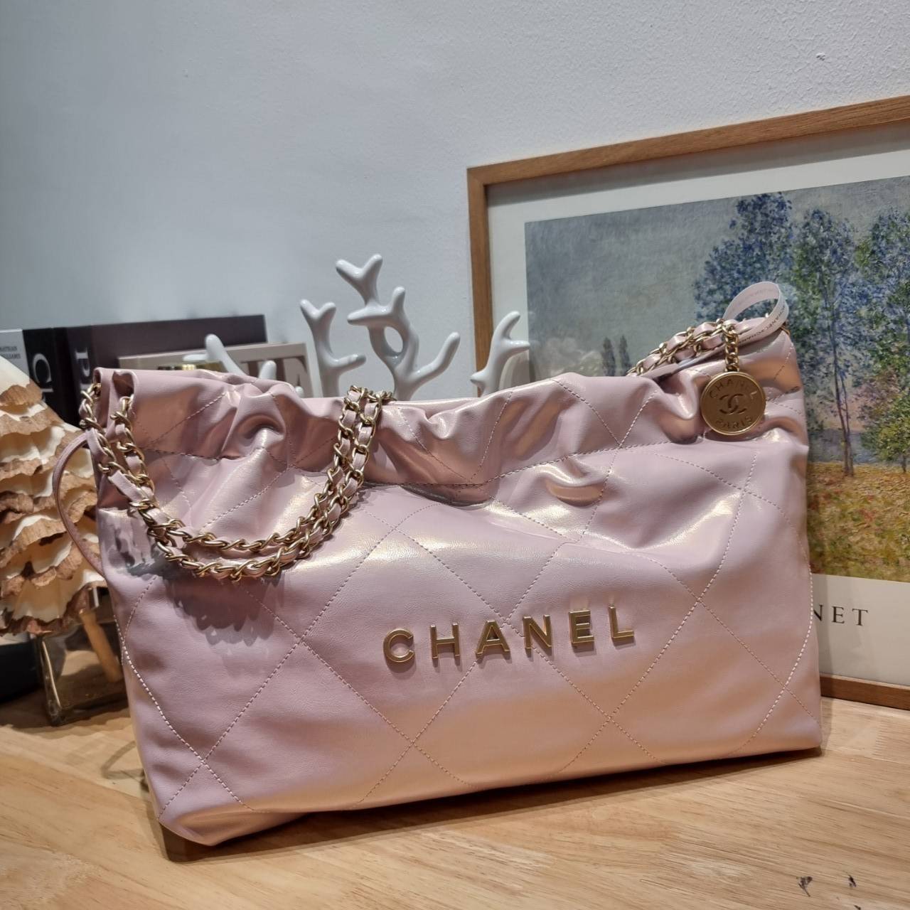 Chanel 22 horizontal bag แรงเกินต้านที่สุดกับไอเท็มนี้ ที่สาวๆหรือใครๆก็ต้องมี มาในไซส์ใหญ่ รูปทรงใช้ง่ายขึ้น แต่ยังจุได้หนักๆเหมือนเดิม ดูหรูหรา เกินเรื่องที่สุด