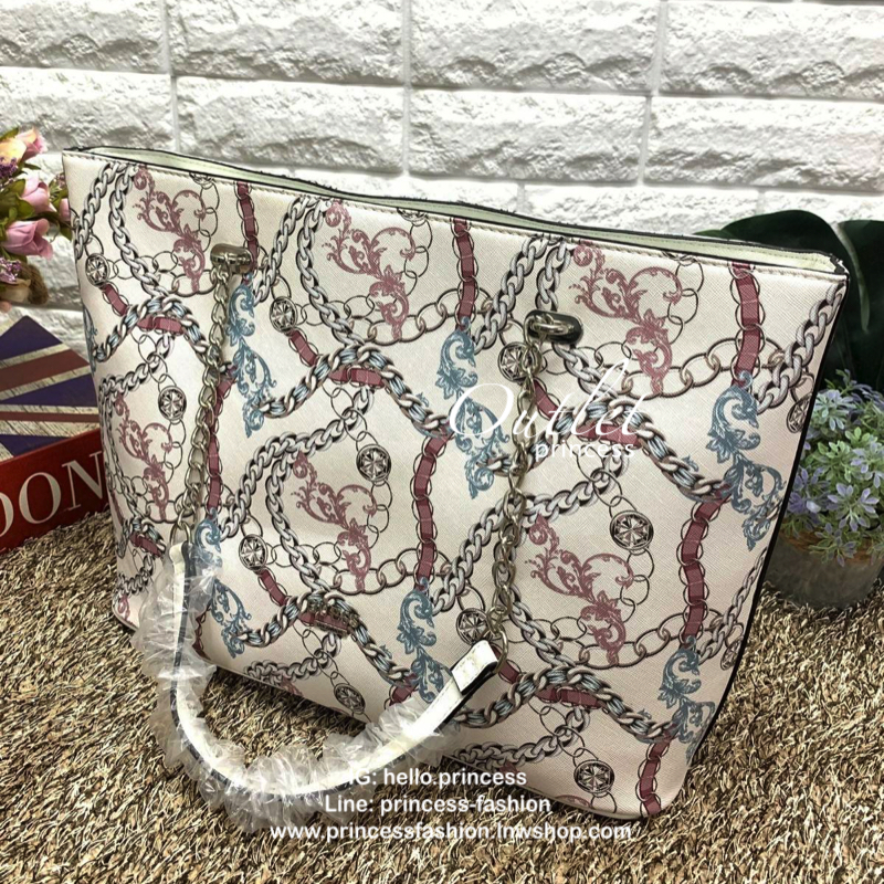 GUESS FACTORY WOMEN SAFFIANO TOTE BAG กระเป๋าถือ//สะพายไหล่ วัสดุหนังซาฟเฟียโน่ลายโซ่ทั้งใบ แลดูหรู ไม่ซ้าใครทีเดียว ด้านหน้ามีโลโก้แบรนด์ เปิดปิดกระเป๋าด้วยซิป ภายในกว้าง ใส่ A4ไปเรียน ไปทำงานได้ค่ะ มีช่องซิปและช่องเล็กให้ใส่ของจุกจิก สายหิ้วแบบโซ่ต่อหนั