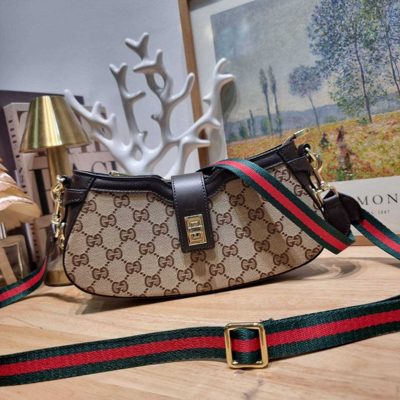 Gucci moon side mini shoulder bag สวยย้อนยุค y2k กำลังมาแรง กับอีกหนึ่งไอเท็มสุดจึ้ง ด้วยขนาดที่กำลังพอดี ดีไซน์คลาสสิคลัคชู ดูผู้ดี สวยแบบน้อยแต่มาก