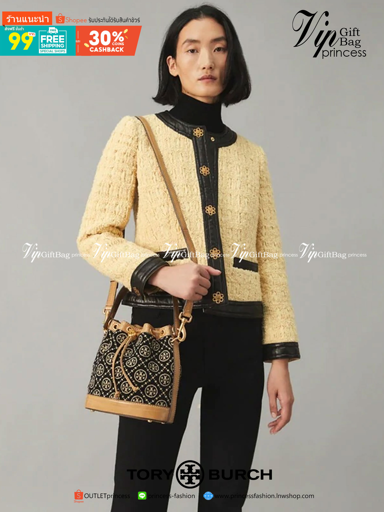 Medium : Tory Burch T Monogram Chenille Bucket Bag เปิดตัวอีกหนึ่งรุ่นกับกระเป๋าลาย T MONOGRAM รุ่นใหม่ล่าสุดจาก TORY BURCH พลาดไม่ได้กับโลโก้สุดคลาสสิก ลวดลาย T Monogram คือวัสดุ chenille หรือที่เรียกว่า ด้านไหมกำมะหยี่ มารังสรรค์ลงบนกระเป๋าBucketใบนี้ เ