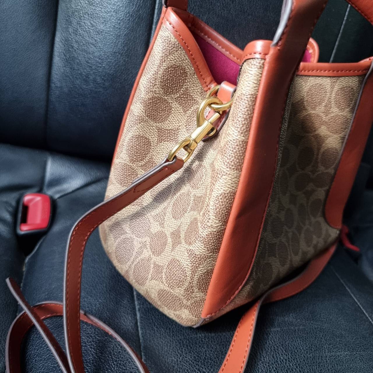 COACH 79251 HADLEY HOBO 21 IN SIGNATURE CANVAS ไอเท็มยอดนิยม คลาสสิคในทุกโอกาส กระเป๋าทรงโฮโบ ทรงสวยใช้งานได้ทุกลุค แมชท์ง่ายกับทุกสไตล์ วัสดุหนังแคนวาส ดีไซน์เอกลักษณ์ เปิด-ปิดด้วยกระดุมแม่เหล็ก มีตะขอล็อคที่ปากกระเป๋าเพื่อปรับทรงใช้งานได้ ภายในโล่งกว้าง