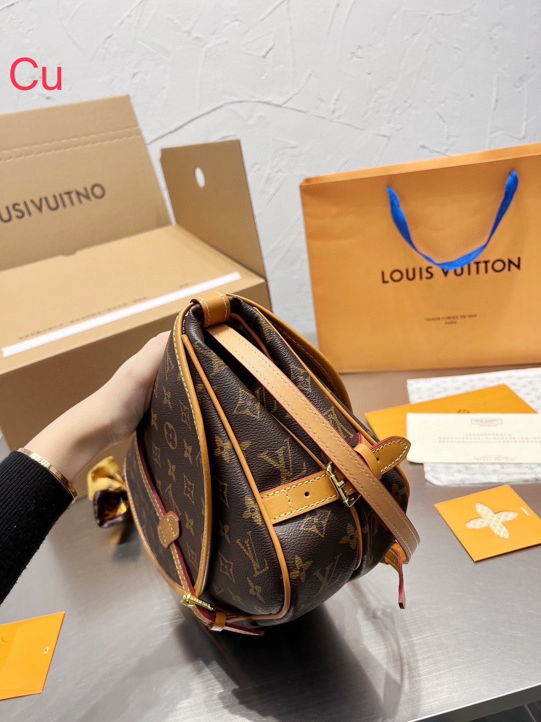 LV SAUMUR MM MONOGRAM BAG / LV Crossbody bag กระเป๋าสะพายพิมพ์ลายโมโนแกรมสุดหรูจากแบรนด์ดัง รูปทรงใช้งานง่าย ภายในจุของได้เยอะ ตอบโจทย์ให้กับทุกลุคทุกสไตล์ ใช้เป็น every ได้เลยค่ะ