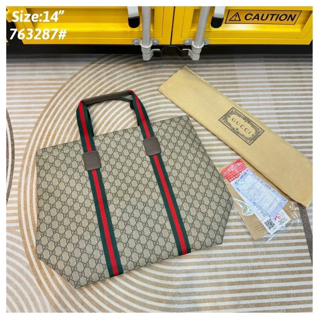 GUCCI GG Tender medium tote bag กระเป๋าทรงโท้ทสุดคลาสสิค เพิ่มกลิ่นอายความโมเดิร์นให้กับดีไซน์แถบสีเขียวแดง สวยเด่นเป็นเอกลักษณ์ใช้ได้บ่อยไม่มีเบื่อ