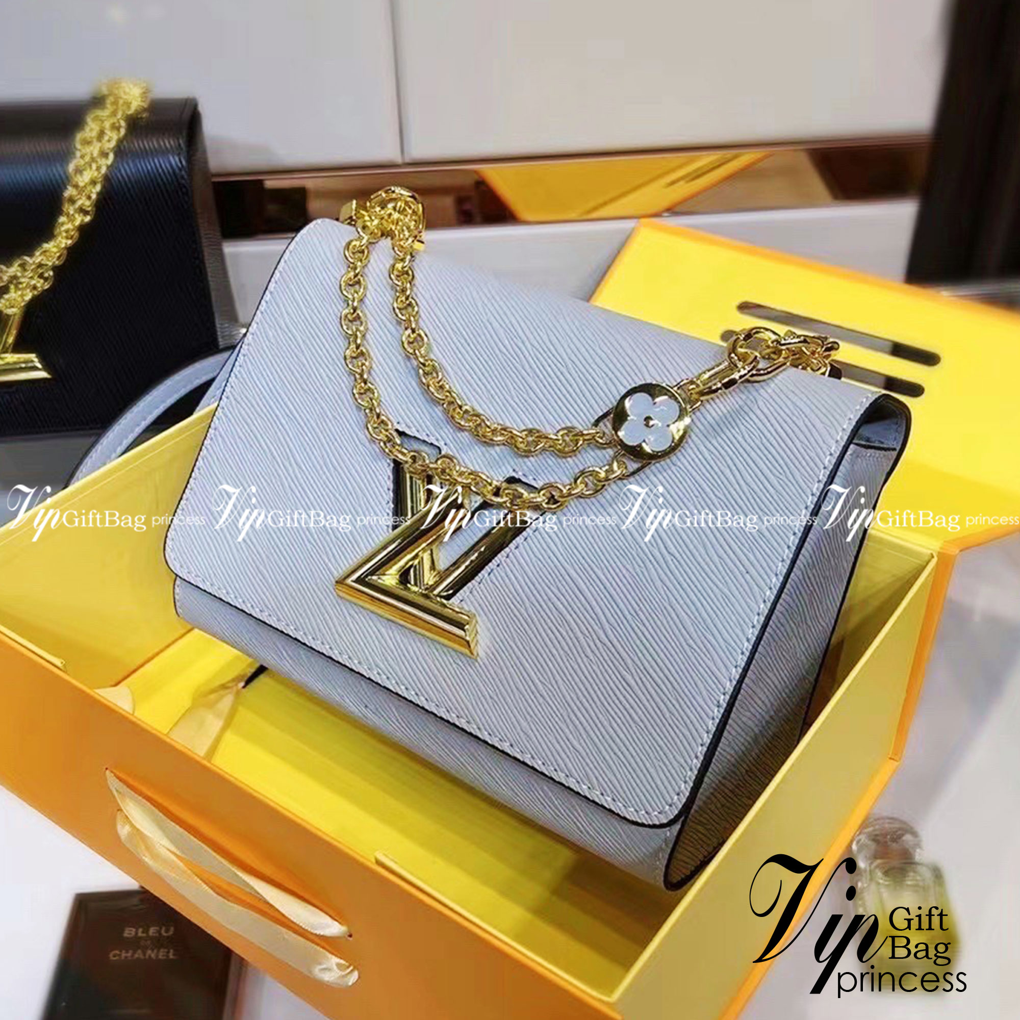 LOUIS VUITTON Twist MM Epi Leather Handbags / LV Twist MM หนัง Epi ลายเกรน ตัวล็อก LV Twist สีทองไอคอนิกช่วยเติมเต็มความสมบูรณ์แบบให้กับกระเป๋าได้อย่างลงตัว เหมาะสำหรับการใช้งานเป็น everyday bag หรือถือออกงานก็สวยเลยค่ะ