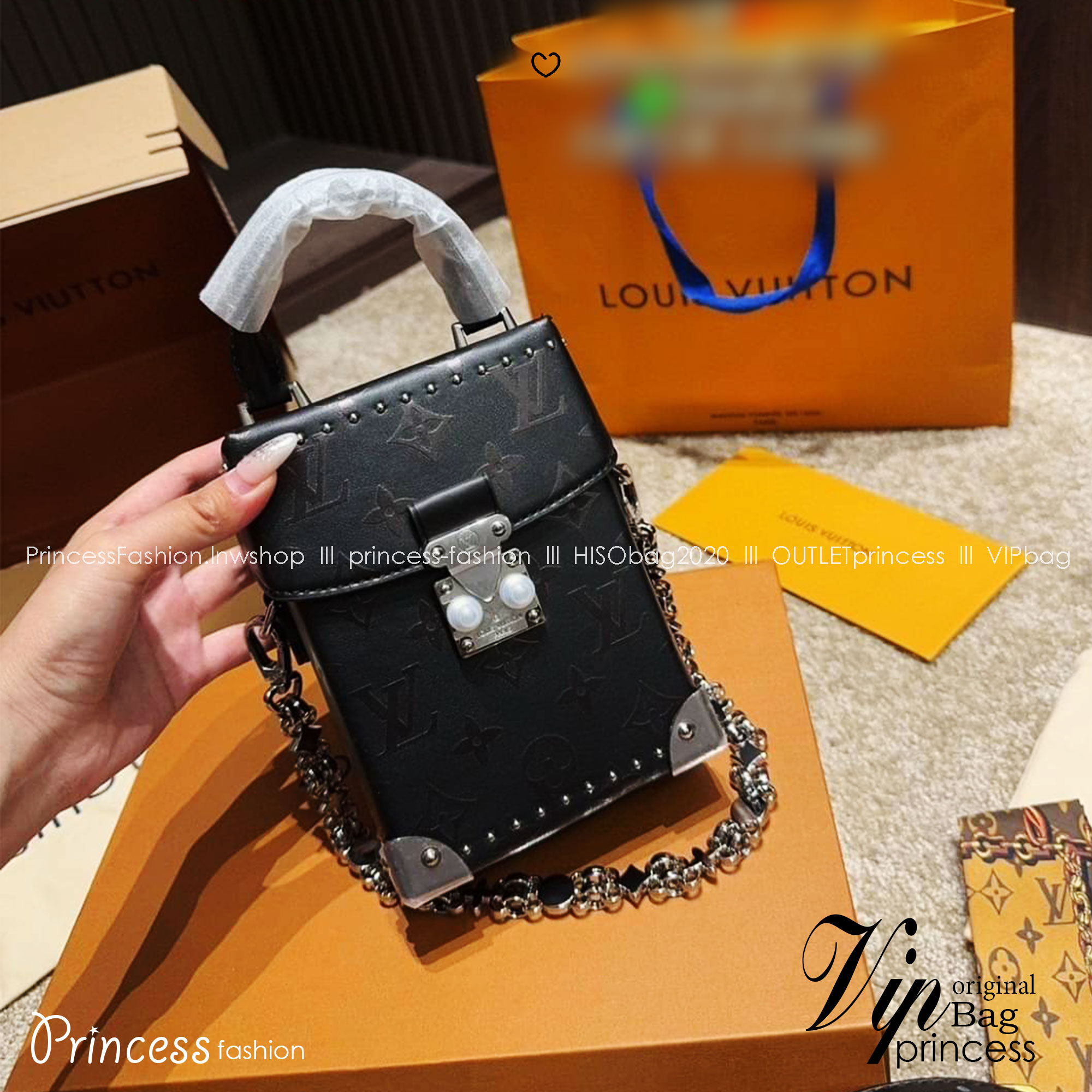 LV Camera Box Leather Bag กระเป๋าทรงกล้องสีดำคลุมโทนสวยคลาสสิก ปั้มลาย Monogram Flower ให้กลิ่นอาย edgy สไตล์ร็อกแอนด์โรล ไอเท็มหรูหราย้อนยุค ผสมผสานความทันสมัย