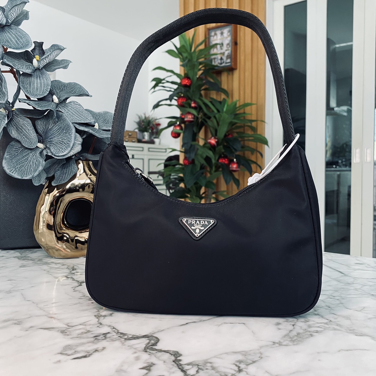 Prada Nylon Shoulder Bag / Re-Nylon Prada Re-Edition 2000 mini-bag กระเป๋าสะพายไหล่ผ้าไนล่อน เรียบแต่หรู คูลแต่เท่ห์ ยกให้ใบนี้ตลอดกาลเลยค่า