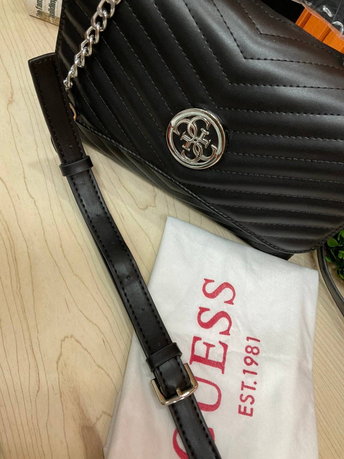 ของแท้ 💯% 】GUESS BLAKELY TOP HANDLE FLAP BAG กระเป๋สะพายรุ่นใหม่ล่าสุด รุ่นยอดนิยมสวยอยู่ทรง วัสดุหนังนิ่ม น้ำหนักเบา มีฐานกว้างตั้งอยู่ทรง ด้านหน้าประดับด้วยโลโก้แบรนด์สวยโดดเด่น