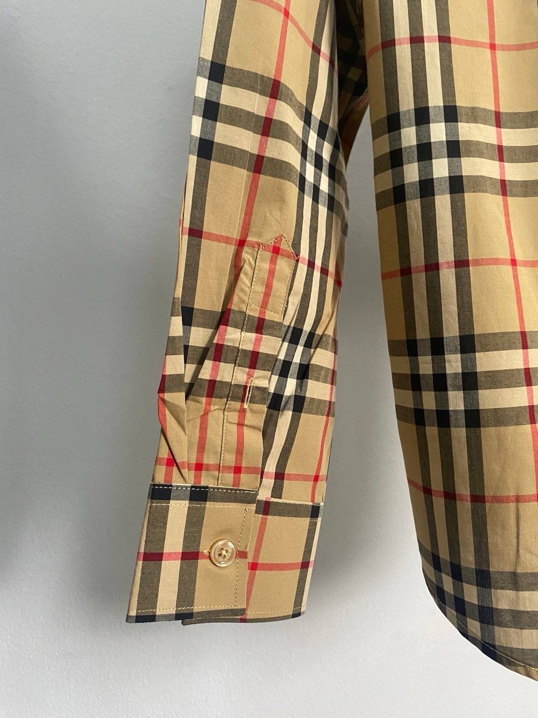 BURBERRY Shirt งานปักละเอียดมากๆ VIP 1:1 แนะนำให้ต้องมีเป็นเจ้าของ เสื้อเชิ้ตงานแบรนด์เนื้อผ้าอย่างดีงานนำเข้าจากโรงงานเทียบแบรนด์ เกรดท็อปออริจินอล เกรดดีสุด เทียบแท้ พร้อมป้ายแท็ก