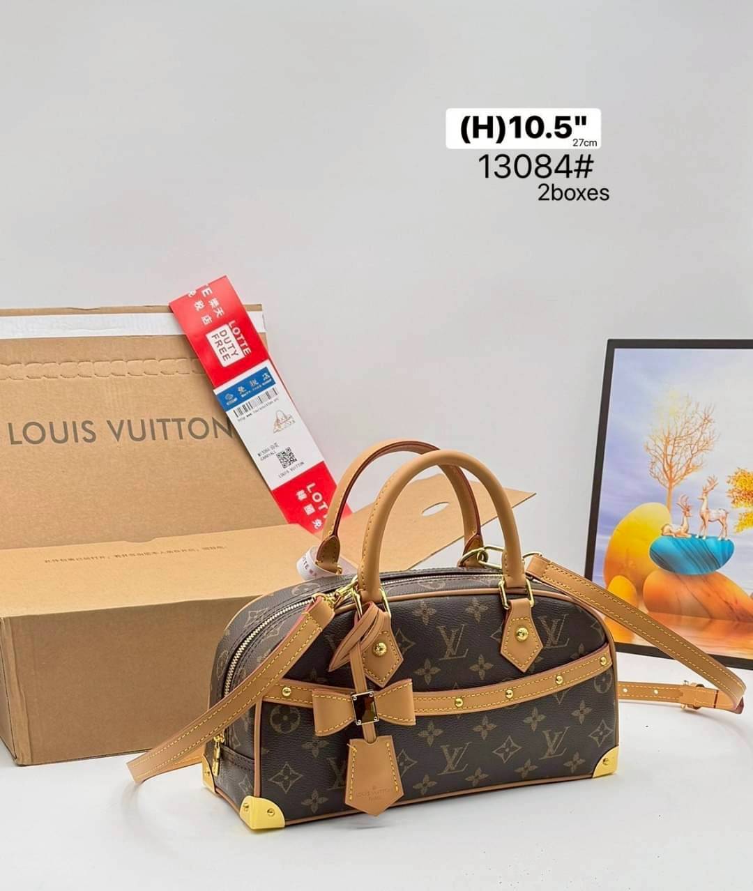 LV x TM Handbag East West Murakami กระเป๋าทรงโท้ทรุ่นท็อปฮิต กับดีไซน์ใหม่ต้อนรับฤดูร้อน โดดเด่นด้วยการตกแต่งลายพิมพ์ โทนสีสดใสสะดุดตา มาพร้อมพวงหนังห้อยรูปโบว์และแท็กปั้มแบรนด์ จับในตัวพร้อมสายสะพายข้าง รูปทรงสวยตลอดกาล