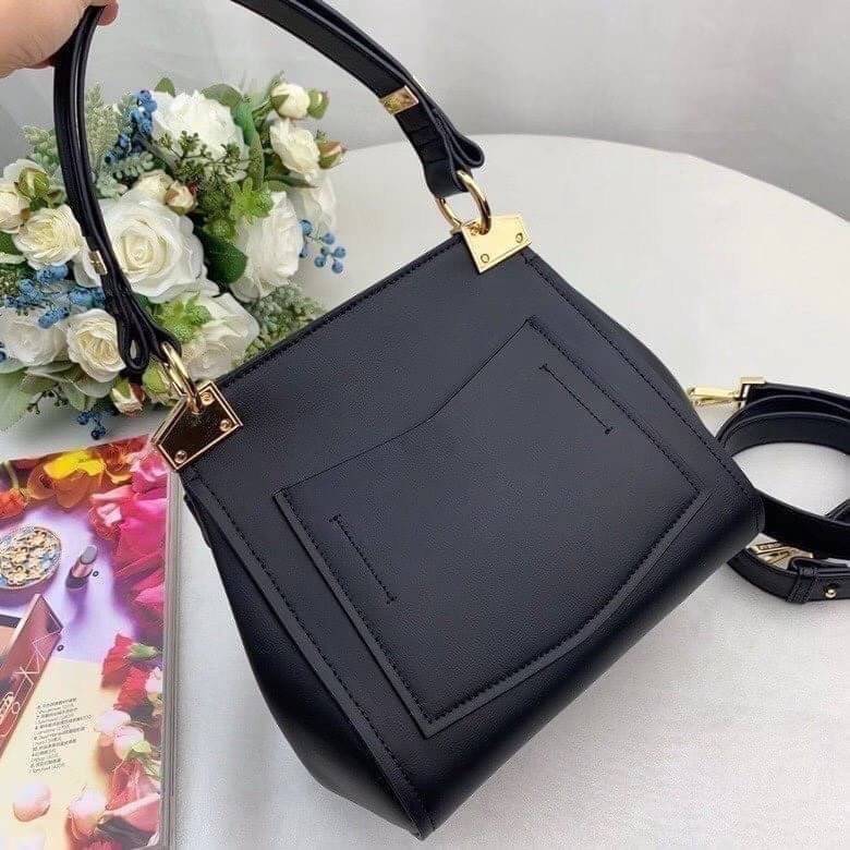 หนังแท้ Givenchy Mini Mystic Calfskin Leather Satchel / Givenchy Top Handle Bag กระเป๋ารุ่นใบใหม่จากแบรนด์หรู การออกแบบเชิงมุมโดดเด่นด้วยแผ่นปิดสามเหลี่ยมที่มีรายละเอียดพร้อมการปิดด้วยแม่เหล็ก double-G พกติดตัวไว้ที่หูหิ้วด้านบนหรือสวมสายสะพายทรงเรียวเพื่
