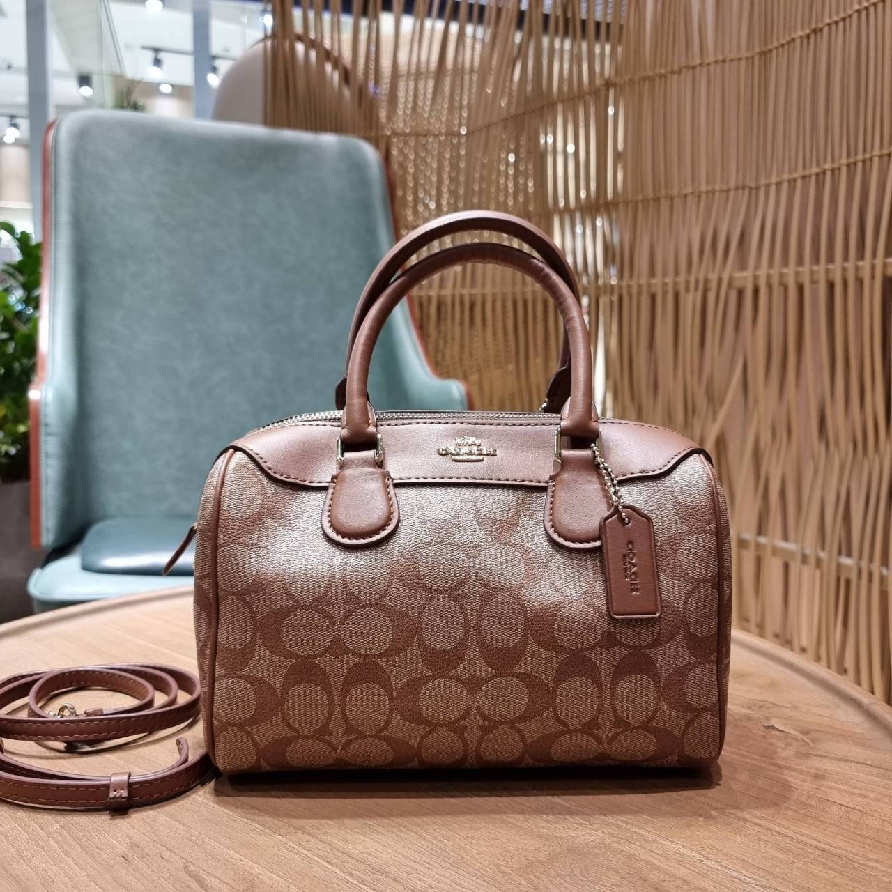 COACH F32203 MINI BENNETT SATCHEL IN SIGNATURE CANVAS กลับมาอีกครั้ง!! กับกระเป๋าทรงหมอนยอดฮิต 🥳 มีกี่สีก็ขายหมด วัสดุหนังแคนวาสเคลือบลาย ทรงสวยใช้งานได้ทุกโอกาส ภายในโล่งกว้างใส่ของได้เยอะ มีหูจับในตัว และสายสะพาย crossbody ปรับได้ตามตัว ใบนี้ไม่