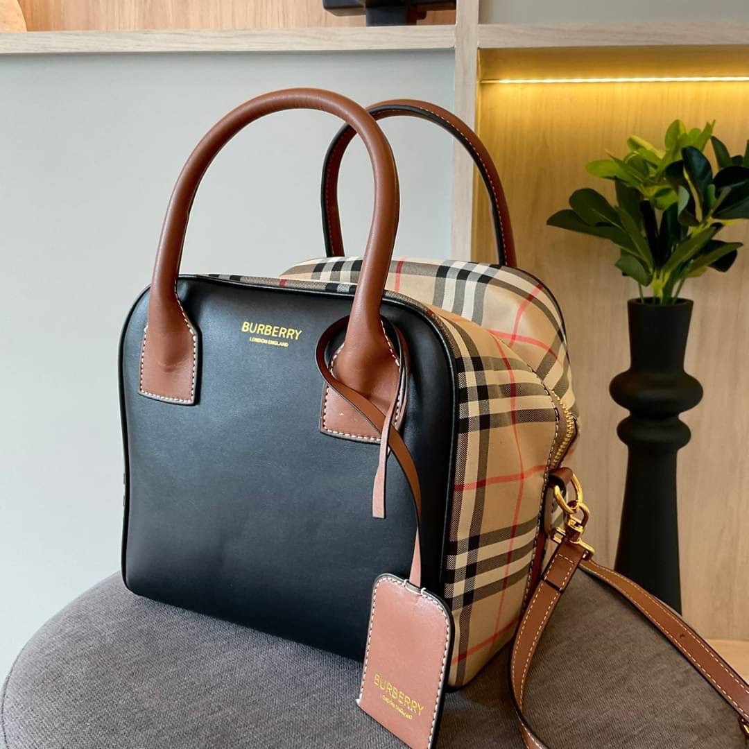 Burberry Cube Shoulder Bag Black / Burberry Vintage Checked Cube Bag / WOMAN BURBERRY HANDBAGS กระเป๋าถือ กระเป๋าสะพายครอสบอดี้ วัสดุหนังสีดำตัดด้วยผ้าลายซิกเนเจอร์แบรนด์