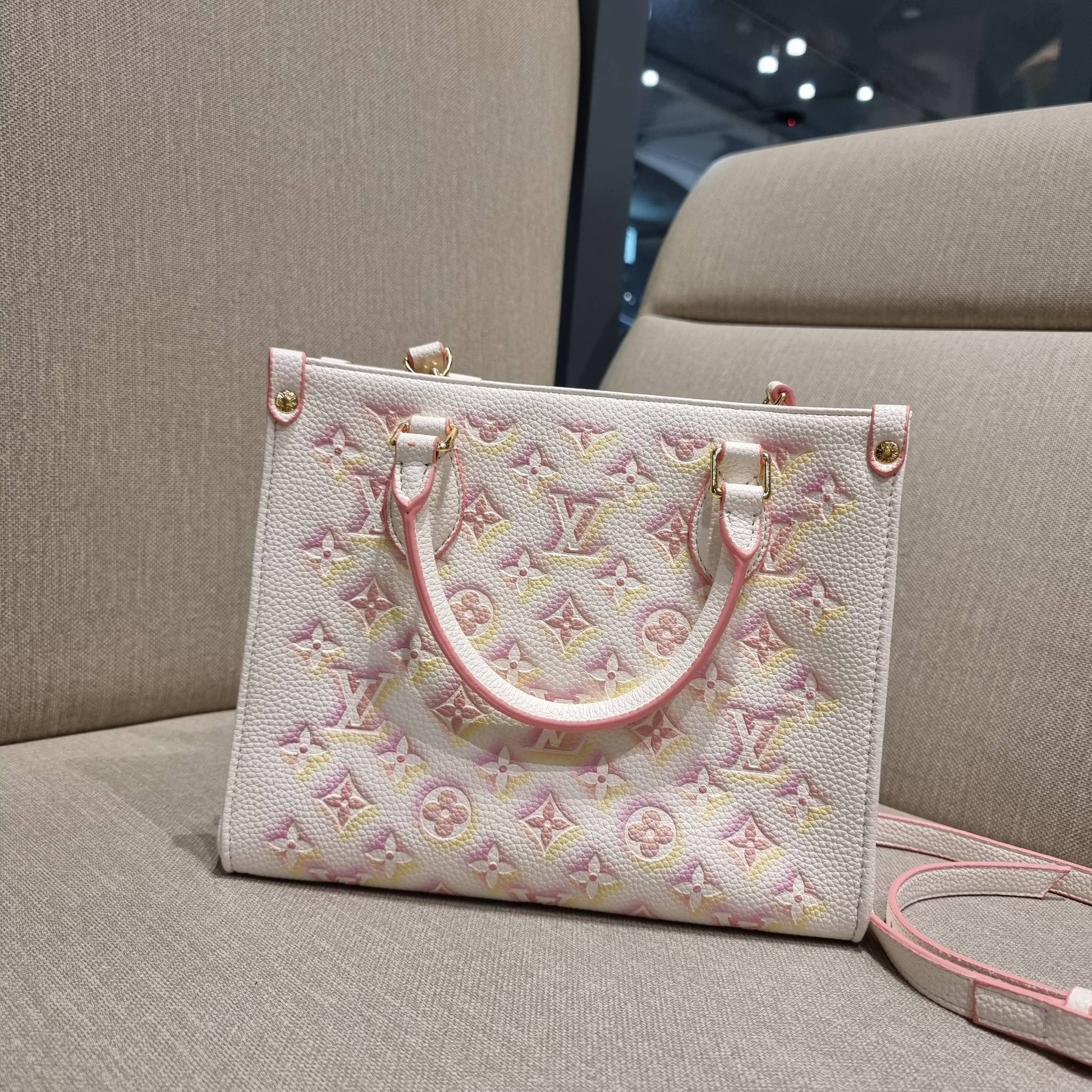 LV crossbody tote bag / LV Shopping Bag ดีไซน์ใหม่ น่ารัก ละมุน น่าใช้มาก กระเป๋าทรงโท้ทที่ใครเห็นต้องเป็นคลั่งรัก ดีไซน์คลาสสิค ผู้ดี หรูหรา โทนสีใช้งานง่าย ทุกสไตล์ วัสดุหนัง pepble มาพร้อมหูจับในตัว คล้องแขนก็ดูแพง หรือจะเกี่ยวสายครอสสะพายก็อัพลุคได้เล