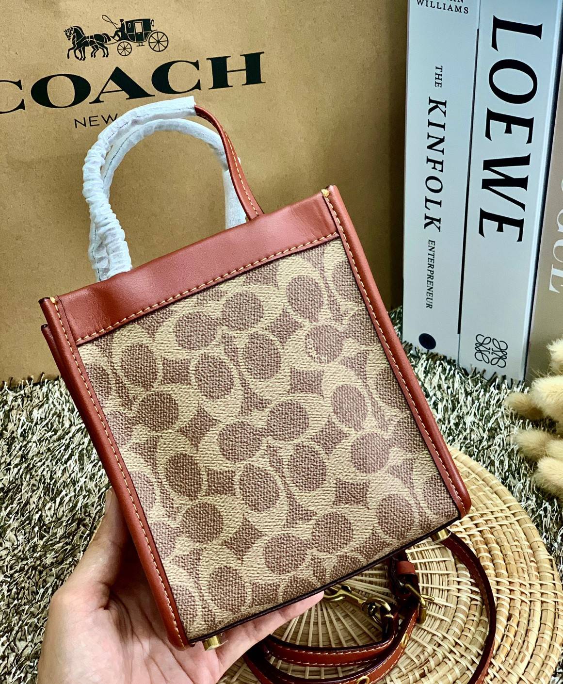 COACH MINI CASHIN TOTE ((C4828)) 💥พร้อมส่งที่ไทยรุ่นใหม่ล่าสุดค่ะ! กระเป๋าขนาดมินิ หนังแท้ หนังนิ่มสวย น่าใช้มากๆค่ะ ปากกระเป๋าแบบแม่เหล็ก ภายในสามารถใส่กระเป๋าเงินใบกลางได้;มือถือแบบตั้งได้ทุกรุ่น;ของจำเป็นจุกจิกสาวๆได้หลายอย่างนะคะ;พร้อมช่องเสีย