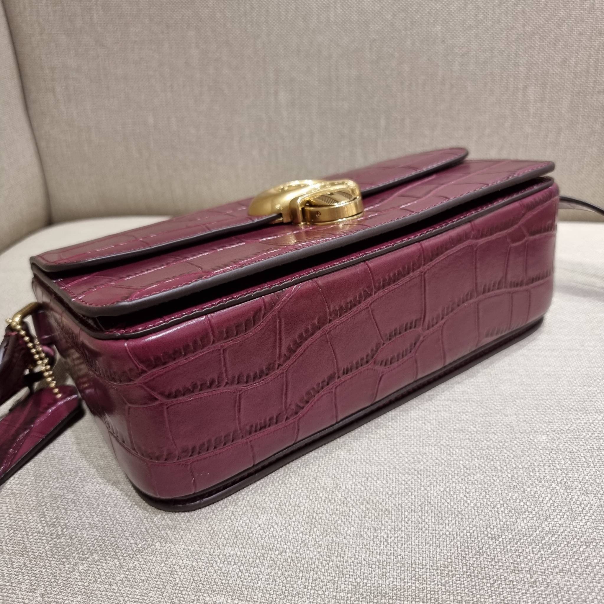 OUTLET 】COACH STUDIO SHOULDER BAG IN SIGNATURE CANVAS (C6639 C6640) สีใหม่รับความเฮง กับคอลเลคชั่นใหม่สุดอีกหนึ่ง!! มาแบบเลิศๆหรูๆมากแม่ กระเป๋าสะพายข้างลุคไฮน์ ที่ดีไซน์ออกมาได้ปัง และดูแพงมากๆ ด้วยดีเทลคลาสสิคผสานความเป็นเอกลักษณ์ เรียบง่ายแต่แฝงความมีด