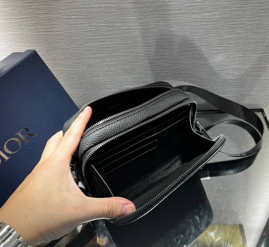 หนังแท้ CHRISTIAN DIOR BLACK GRAINED CALFSKIN POUCH WITH SHOULDER STRAP BAG พร้อมส่งที่ไทย เกรดออริจินอลหนังแท้ทั้งใบ ภาพสินค้าถ่ายจากงานขายจริง ใช้งานต่างประเทศได้