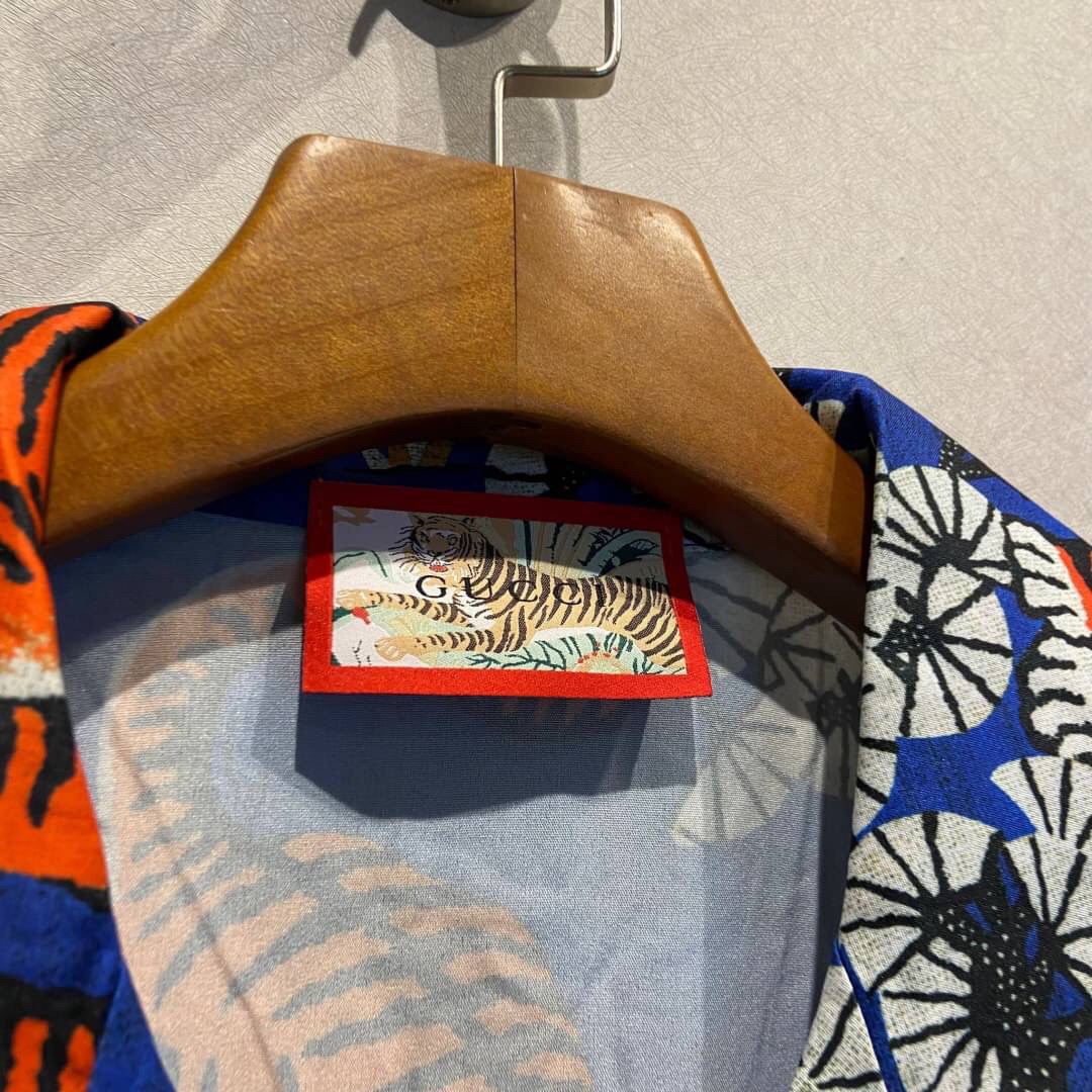 Gucci Bengal Tiger Silk bowling shirt / Gucci Men's Shirts / Gucci Shirts งานเกรดออริจินอล พิมพ์ลายคมชัด มีป้ายแท็กที่คอเสื้อทุกตัว พร้อมส่งที่ไทย ภาพสินค้าถ่ายจากงานขายจริง ใช้งานต่างประเทศได้