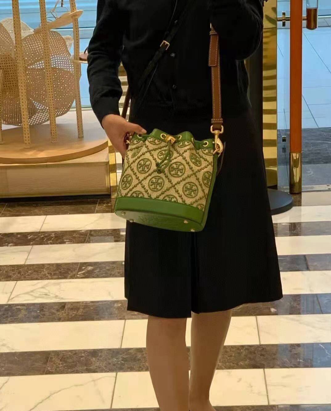 ของแท้ 💯% 】Tory T Monogram Straw Bucket Bag New collection กรี๊ดดดเขียวเหนียวทรัพย์ก็มา ใบนี้คือที่สุด สวยมาก งานประณีตมาก เย็บปักถักร้อยด้วยวัสดุธรรมชาติ หนังวัวแท้
