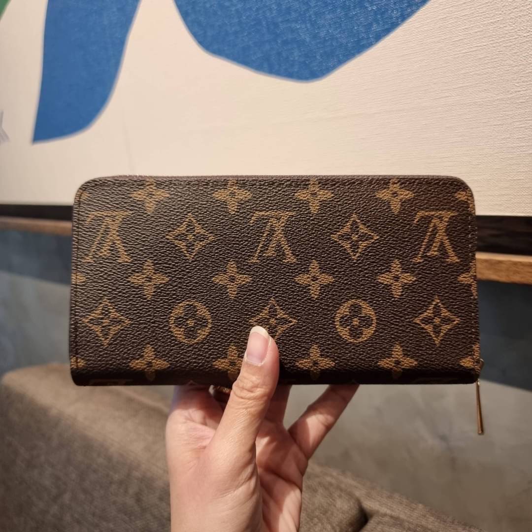 1ซิป LV long wallet ไอเท็มสุดฮิต ติดทุกกระแส แรงไม่เคยตก รุ่น unisex ที่จะหนุ่มๆสาวๆ ก็เลิฟได้หมด!! ใบยาวขนาดกำลังเหมาะมือ ถือแล้วขับผิวทุกสี วัสดุหนังแคนวาส ทนทาน เปิด-ปิดด้วยซิปรอบ ภายในมีช่องใส่บัตรเยอะ แบ่งสัดส่วนสวย ใส่ธนบัตรได้เน้นๆ ใส่เงินไปเลยจ้าห
