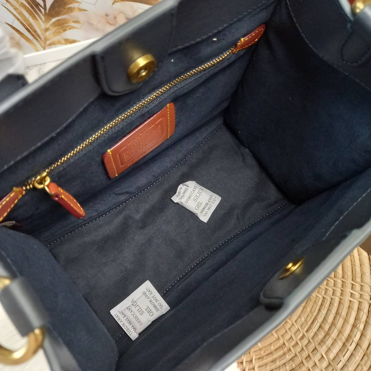 ใบนี้ ช่วยให้ชีวิตง่ายขึ้นเยอะเลย🌈🌺>>COACH FIELD TOTE 22 IN SIGNATURE JACQUARD(COACH C3865) 🍁กระเป๋าถือ สะพาย รุ่น Unisex ใช้ได้ทุกเพศวัย ขนาดเหมาะต่อการใช้งานในแต่ละวันมากๆ //วัสดุ jacquard ลาย signature ตกแต่งดีเทลด้วยหนังแ