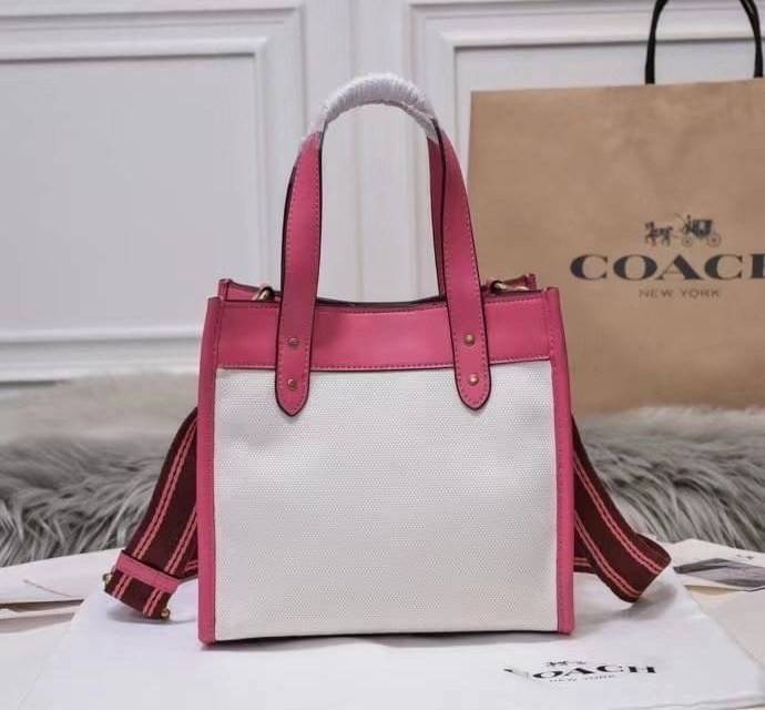 OUTLET 】COACH FIELD TOTE 22 WITH HEART กระเป๋าทรงสี่เหลี่ยม จุของได้มากมายสำหรับทุกโอกาส ด้านในมีช่องซิปไว้ใส่ของจุกจิกได้ มีป้าย Coach ตัวใหญ่ติดอยู่ ทำจากหนังฟอกฝาดและผ้า Signature Jacquard มีสายใหญ่ที่มีน้ำหนักเบา ออกแนว sport ใช้ได้สำหรับสะพายไหล่หรือ