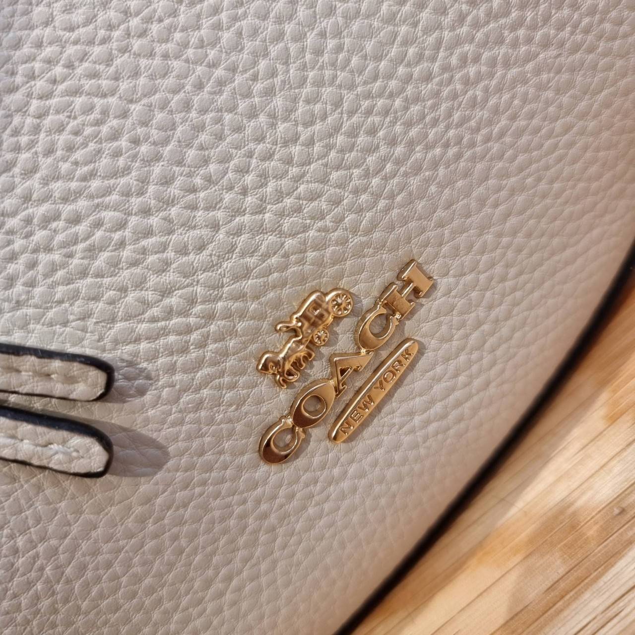 COACH C6807 KLEO HOBO IN SIGNATURE CHAMBRAY ใหม่ล่าสุด คอลเลคชั่นสุดคิ้วท์ ที่สาวๆต้องหลงรัก กระเป๋าสะพายทรงโฮโบ ที่ดีไซน์มาให้ปรับใช้งานได้หลากหลาย วัสดุหนัง pepble สวยหรู รูดเปิด-ปิดด้วยซิป ภายในเป็นช่องโล่ง สายคล้องสามารถถอดออกใส่สายยาวสะพายข้างได้ หรื