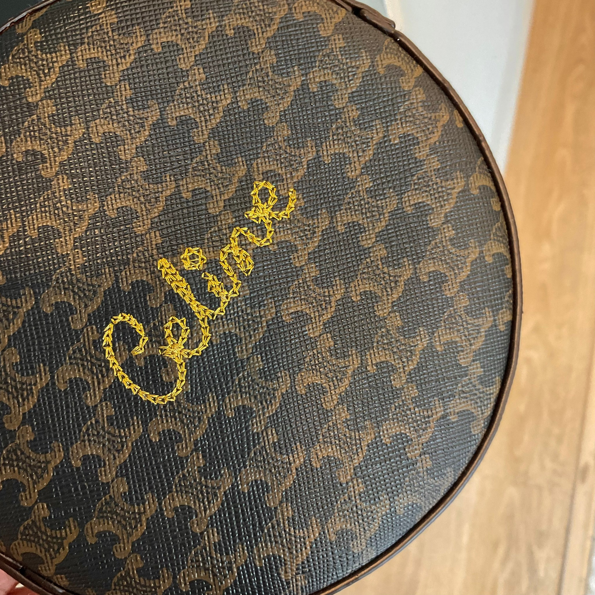 CELINE ROUND PURSE ON STRAP IN TRIOMPHE CANVAS / พร้อมส่งที่ไทยกับ CELINE CROSSBODY BAG กระเป๋าทรงครอสบอดี้ ใบกลมเล็กน่ารัก วัสดุหนังทั้งใบ ตกแต่งด้วยโลโก้แบรนด์ปักเลื่อมด้านหน้า