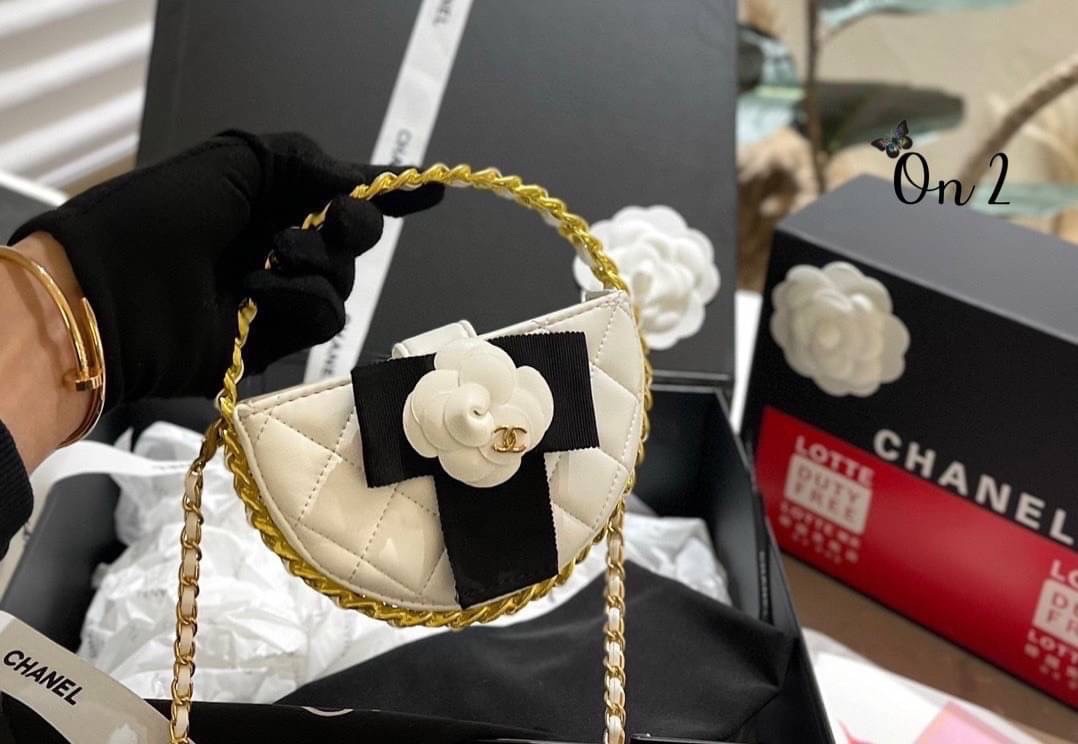 Chanel PouchGold-Tone Metal / CHANEL Quilted Round Camellia Mini Clutch Black กระเป๋าถือหรูหราน่ารัก ประดับดอกคามิเลียเป็นเอกลักษณ์ เกรดไฮเอน 1:1