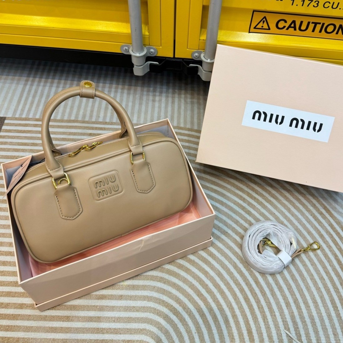 MIU MIU Arcadia leather bag กระเป๋าถือ/สะพายสุดชิคมากในตอนนี้ ดีไซน์เรียบแต่มากมีอยู่จริง สวยดูแพง แมทชุดได้ง่ายสุด มินิมอลมินิใจ หูจับในตัวง่ายและสะดวกพกพา มาพร้อมสายสะพายข้างให้อีก