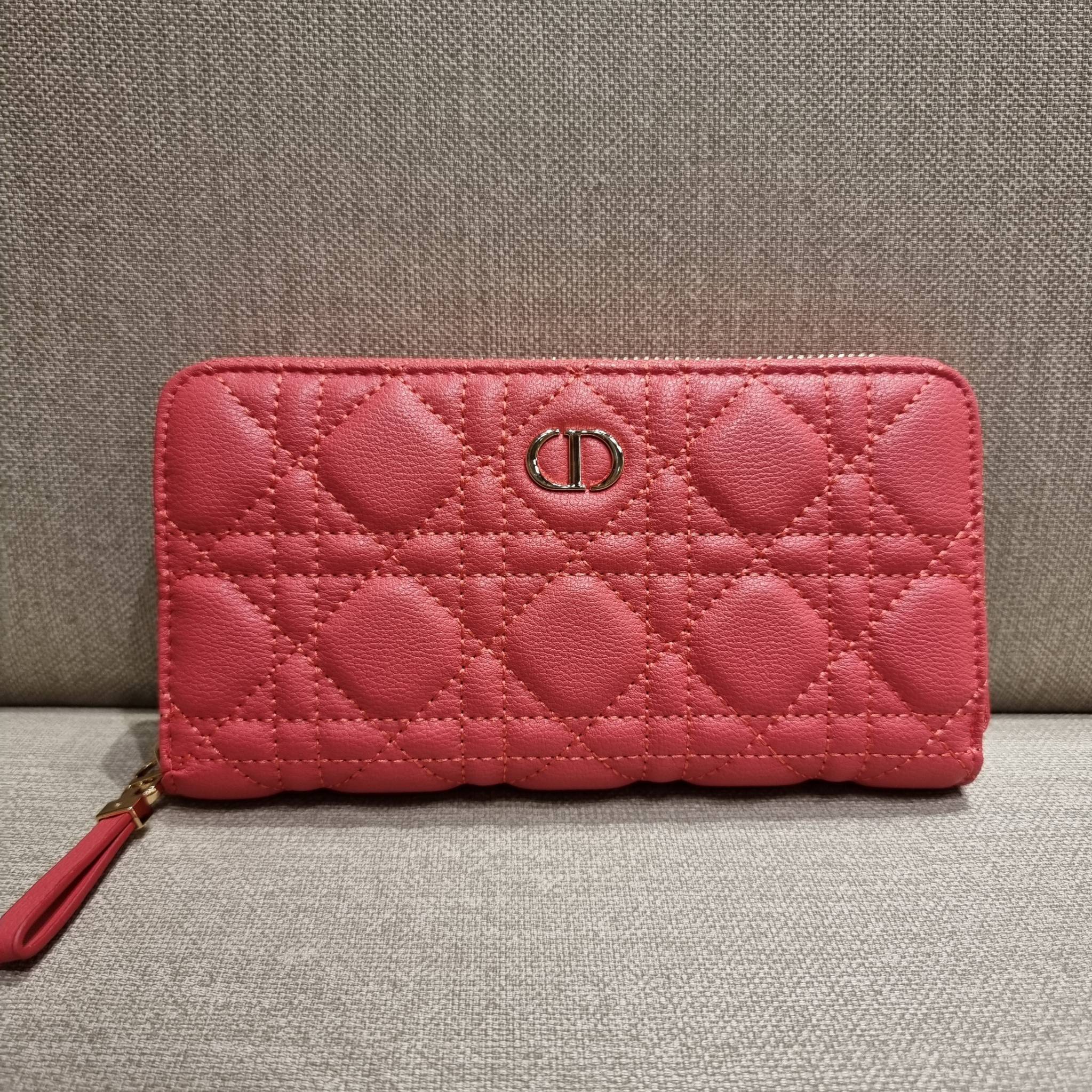 VIP 】CD LONG WALLET WITH GWP ใหม่ล่าสุด กระเป๋าสตางค์ใบยาว พิเศษจาก duty free ใบจริงสวยคม ใช้แล้วรับทรัพย์ ขับผิว วัสดุหนังแท้เต็มใบ สัมผัสดีงาม เปิด-ปิดด้วยซิปรอบ ภายในใส่บัตรได้เยอะ ใส่ธนบัตรได้เต็มที่ มีช่องซิปใส่เหรียญได้ พร้อมส่งความสวยถึงบ้านแบบครบเ