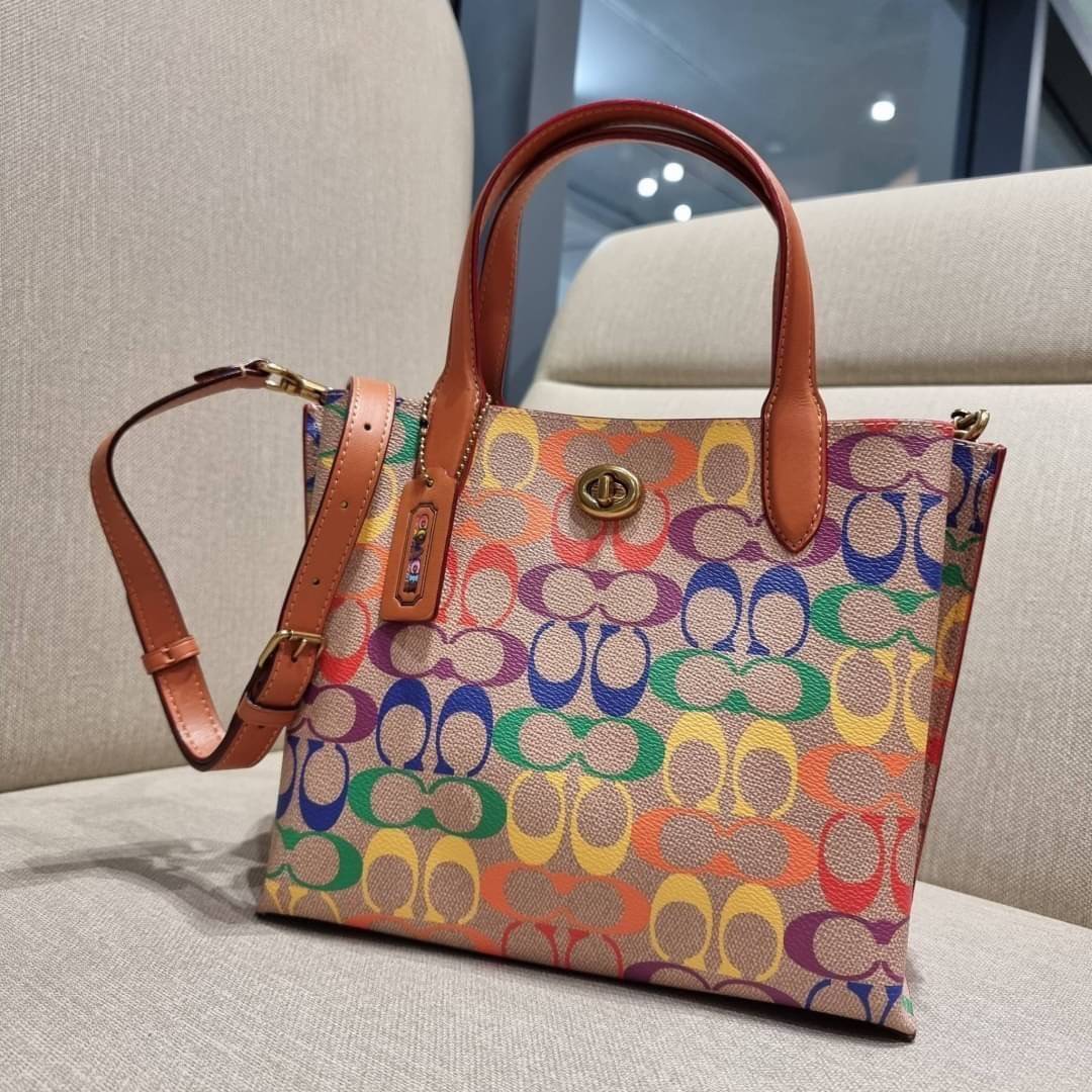 COACH CA102 WILLOW TOTE 24 IN RAINBOW SIGNATURE CANVAS ไปให้สุดกับความเลิศของลวดลายสายรุ้ง ที่แต่งแต้มลงบนกระเป๋าทรงโท้ท ไซส์กำลังสวย พกพาได้สะดวก มีตัวบิดล็อคที่ปากกระเป๋าด้านหนึ่ง และกระดุมแม่เหล็กอีกด้านหนึ่ง ภายในโล่งกว้าง เก็บของได้เป็นสัดส่วนไปเลย ม