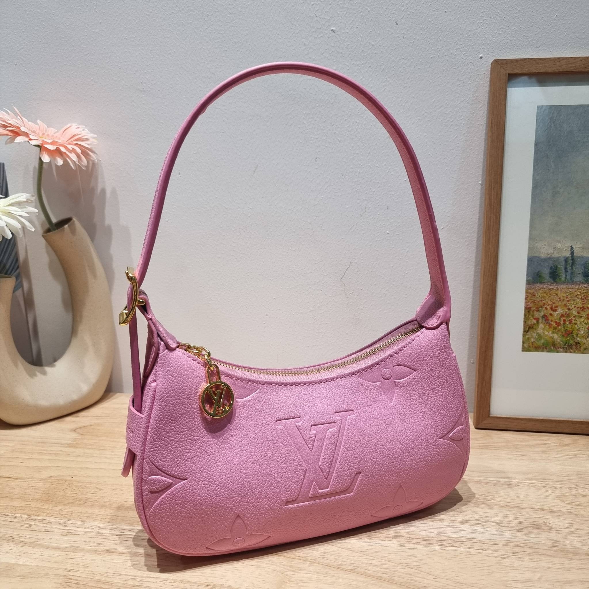 LV Mini Moon Monogram Empreinte Leather ใหม่ล่าสุด สวยสับ สวยตัวแม่ ไอเท็มเก๋ๆ ใบเดียวก็เลิศ กับกระเป๋าสะพายทรงพอช ขนาดกำลังน่ารัก พกพาง่าย รูดใช้งานสะดวกด้วยซิป ภายในเป็นช่องโล่ง มีช่องซิป ส่วนสายสะพายปรับสั้นยาวได้ตามเหมาะสม ดูดี ดูแพงทุกสี