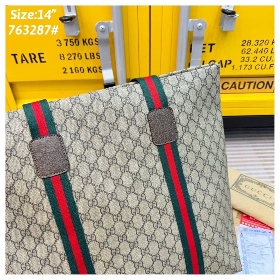 GUCCI GG Tender medium tote bag กระเป๋าทรงโท้ทสุดคลาสสิค เพิ่มกลิ่นอายความโมเดิร์นให้กับดีไซน์แถบสีเขียวแดง สวยเด่นเป็นเอกลักษณ์ใช้ได้บ่อยไม่มีเบื่อ
