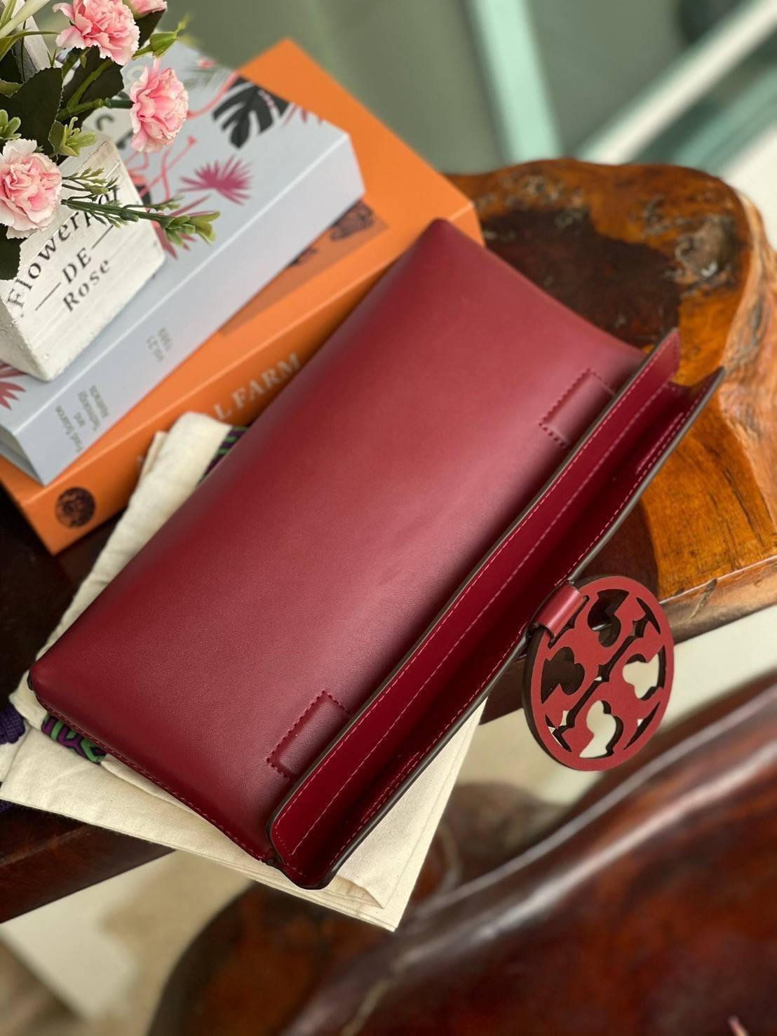 Tory burch Miller Metal clutch กระเป๋าคลัทช์ดีไซน์เรียบหรูออกแบบมาได้อย่างลงตัว ด้วยรูปทรงที่สวยงามและทันสมัย จากแบรนด์ Tory Burch ขนาดกำลังดี สามารถใส่กระเป๋าสตางค์หรือเครื่องสำอางค์ได้ตามขนาดกระเป๋า ในเรื่องของดีไซน์และLogo DoubleT เฉดเดียวกับสีของกระเป