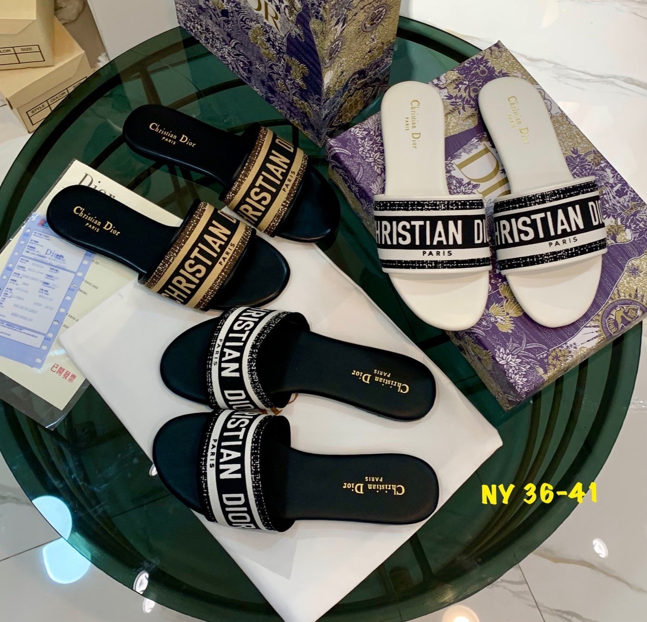 พร้อมส่ง Dior Sandals รองเท้าแตะดิออ งานคัดเกรดคุณภาพทอละเอียด ปั้มแบรนด์ พื้นยางกันลื่นอย่างดี กระชับเท้า ใส่สบายเดินได้นาน ไม่เจ็บไม่บีบเท้า สวยเกินราคา ภาพถ่ายจากงานจริง สวยตรงปกค่ะ