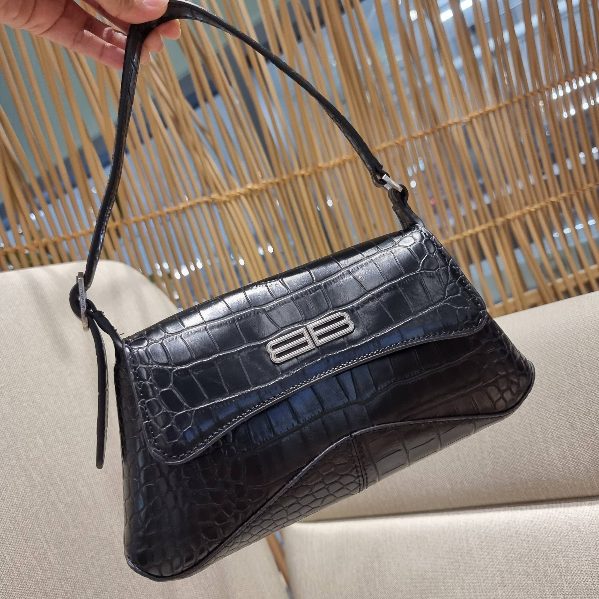Balenciaga XX small flap bag กระเป๋าสะพายดีไซน์สวยเลิศ!! ไม่ซ้ำ เอกลักษณ์ที่โดดเด่นด้วยรูปทรง และขนาดที่กำลังเหมาะใช้งาน พร้อมดีไปหมด!! วัสดุหนังลายจระเข้ ขึ้นเงาคมชัด เปิด-ปิดด้วยกระดุมแม่เหล็ก ภายในกระเป๋าเป็นช่องโล่ง ใส่ของสำคัญจุกจิกพอได้ พกพาได้แบบไม