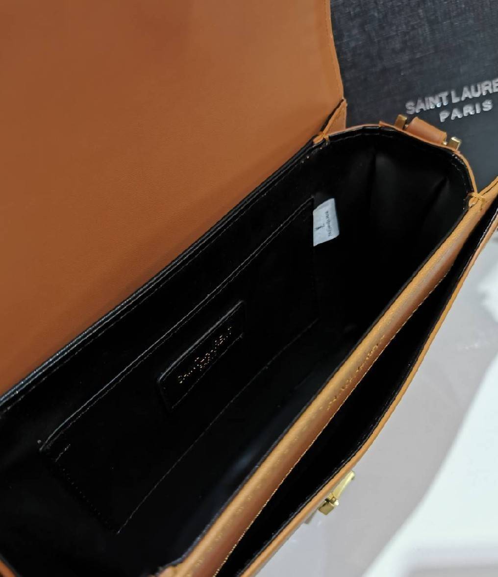 VIP 】YVES SAINT LAURENT BAG VIP GIFT WITH PURCHASE (GWP) Must Have! พร้อมส่งความสวย..items หายาก! พรีเมี่ยมกิ้ฟ Limited จาก YSL DUTY FREE COUNTER วัสดุหนังแท้ Calf skin ทรงสี่เหลี่ยมหนังสวยหรูอยู่ทรงเปิดปิดด้วยฝาปิดโลโก้แบรนด์อะไหล่ทอง ภายในโล่งมีLogo มีช