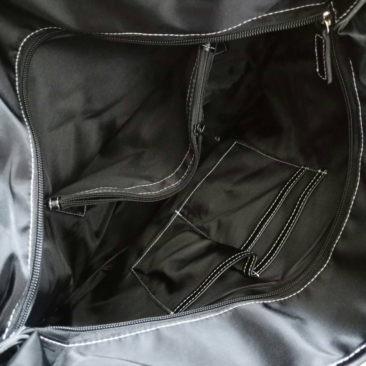 NEW! Chanel Shopping Bag with Ribbin พรีเมี่ยมกิ้ฟของแท้จาก Chanel Cosmetic Counter วัสดุ Polyester & Nylon เนื้อหนาตัดหนังเรียบสีดำเพิ่มความแข็งแรงอยู่ทรง เปิดปิดด้วยซิปสะดวกใช้ น้ำหนักเบา จุสุดๆค่ะ ภายในมีช่องซิปและช่องใส่ของหลายช่อง ใส่เอกสาร A4 หนังสื