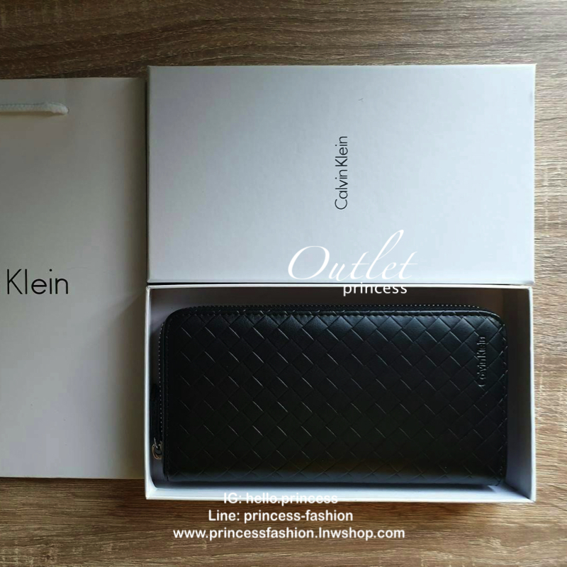 CALVIN KLEIN LONG WALLET กระเป๋าสตางค์ใบยาวหนังสานคุณภาพดี ตัวกระเป๋าเปิดปิดด้วยซิป ภายในมีช่องใส่ธนบัตร ช่องซิปกลางและช่องใส่บัตรหลายช่อง จะใช้เองหรือมอบเป็นของขวัญได้ก็ดูดีแนะนำเลยค่า