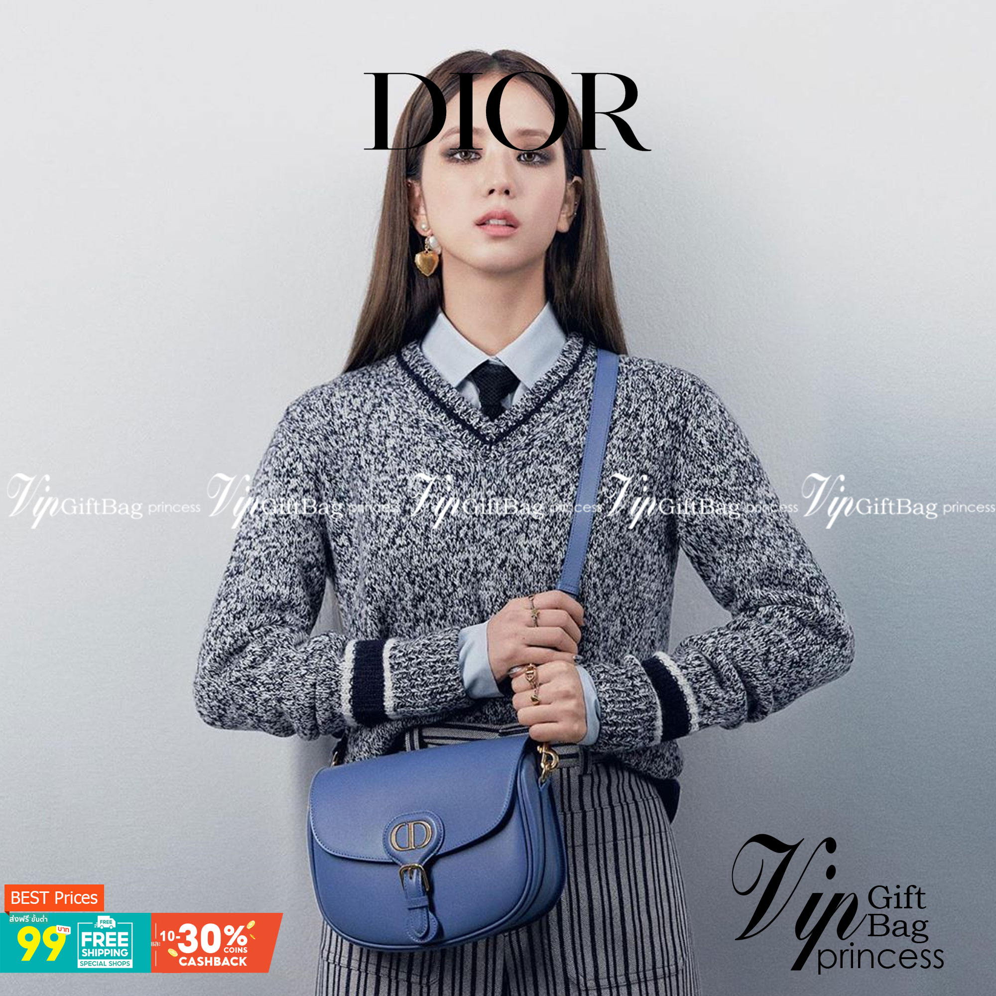 Dior Bobby Bag (GWP) พรีเมี่ยมกิ้ฟ Limited Edition วัสดุหนังแท้ Calfskin อะไหล่ทอง กระเป๋าหรูยอดฮิต ดีไซน์เป็นทรงโค้งเรียบหรูแบบโบฮีเมียนนิดๆ ด้านหน้าประดัลโลโก้ CD เด่นชัด ตอกย้ำความเป็นแบรนด์หรู Christian Dior แมทกับชุดได้ง่าย ใช้ได้ทุกวัน ทั้งสะพายไหล่