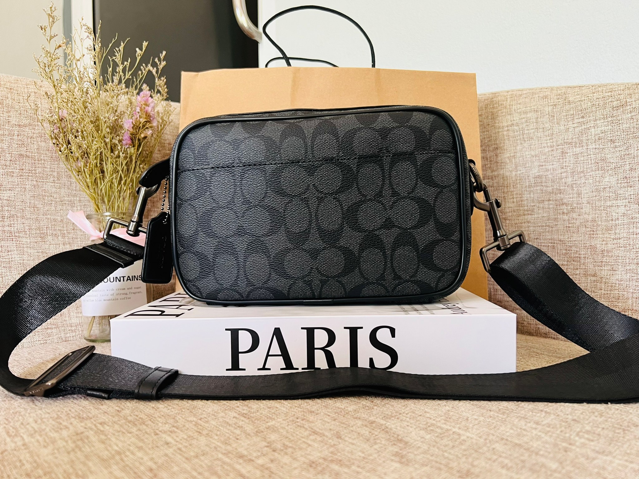 COACH GRAHAM CROSSBODY IN SIGNATURE CANVAS F50715 ผ้าใบเคลือบซิกเนเจอร์พร้อมรายละเอียดหนังลูกวัวที่ผ่านการกลั่น| ภายในกระเป๋ามัลติฟังก์ชั่น| ปิดซิป ซับในผ้า| ด้านนอกมีซิปและกระเป๋าสลิป| สายสะพายถอดได้ 53" สำหรับสะพายไหล่หรือ crossbody